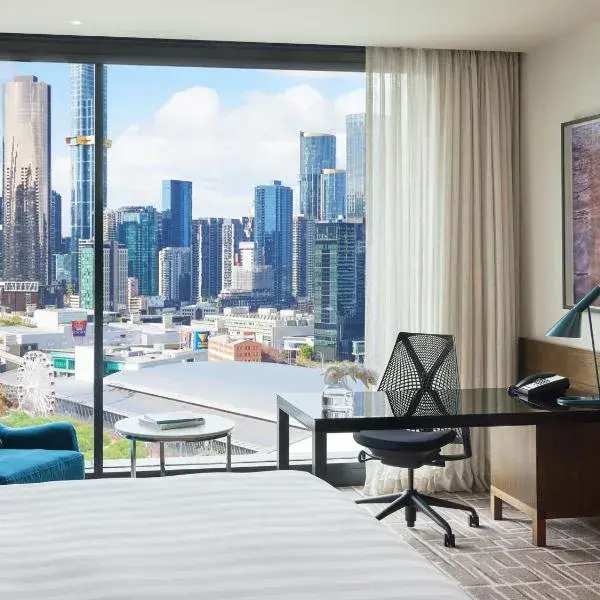 Pan Pacific Melbourne to Melbourne Airport premium and luxurious chauffeur service