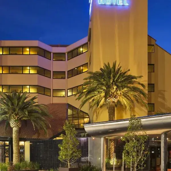 Lakes Hotel to Adelaide Airport (ADL) premium and luxurious chauffeur service