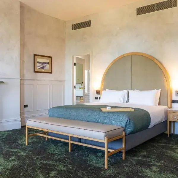 Portarlington Grand Hotel to Melbourne Airport premium and luxurious chauffeur service