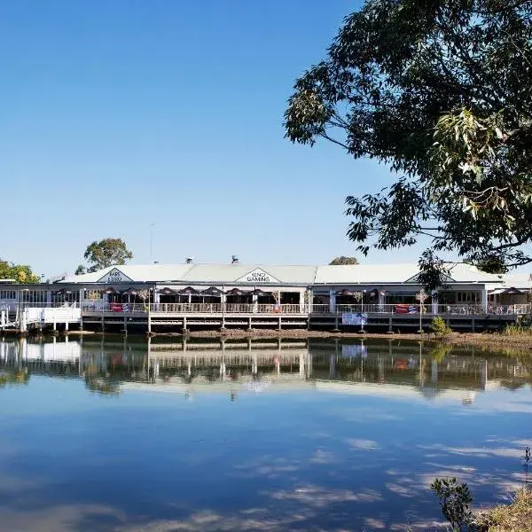 Nightcap at Waterfront Hotel to Brisbane Airport (BNE) premium and luxurious chauffeur service