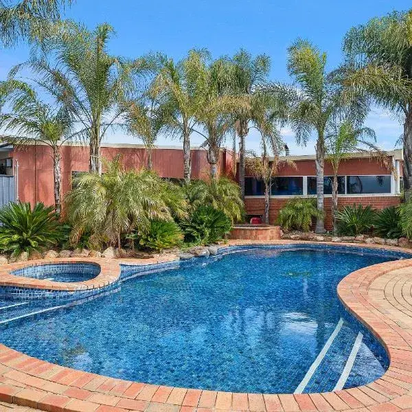 Peppermill Inn Motel to Melbourne Airport premium and luxurious chauffeur service