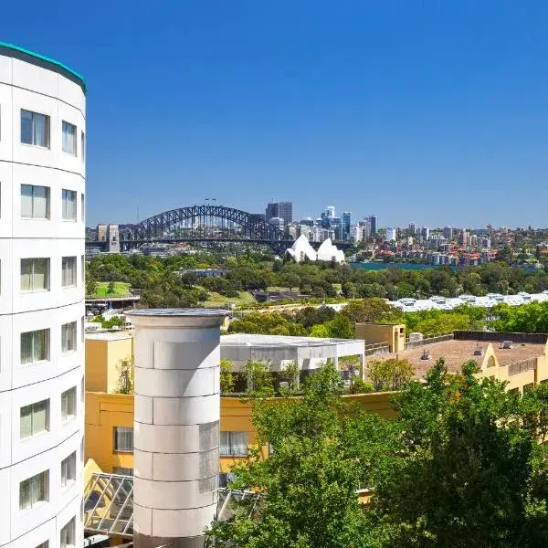 Holiday Inn Sydney Potts Point to Sydney Airport (SYD) premium and luxurious chauffeur service