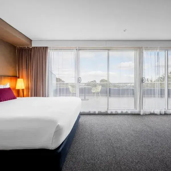 Hotel Urban St Leonards to Sydney Airport (SYD) premium and luxurious chauffeur service