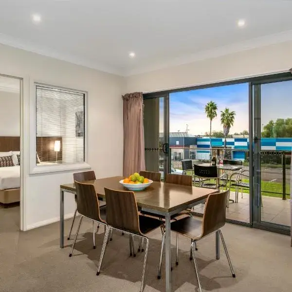 Quest Singleton to Sydney Airport (SYD) premium and luxurious chauffeur service