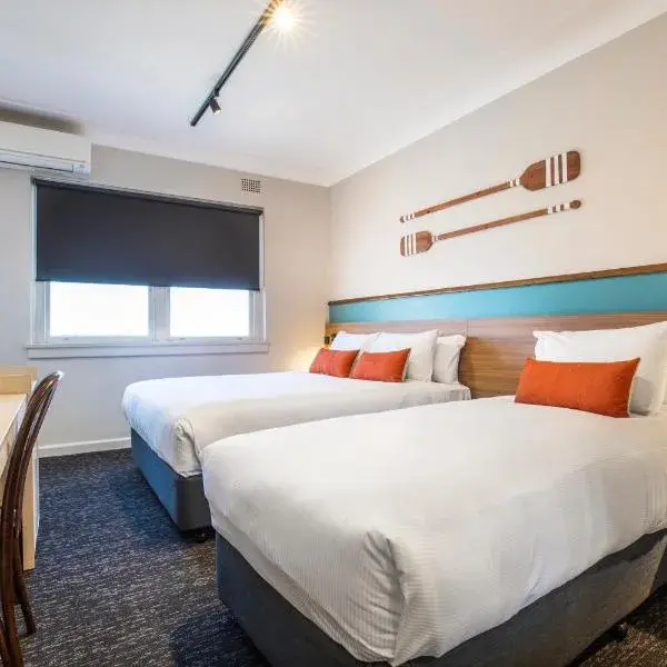 Nightcap at Ocean Beach Hotel to Sydney Airport (SYD) premium and luxurious chauffeur service