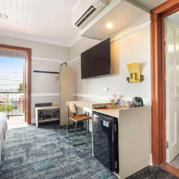 Nightcap at Manly Hotel to Brisbane Airport (BNE) premium and luxurious chauffeur service