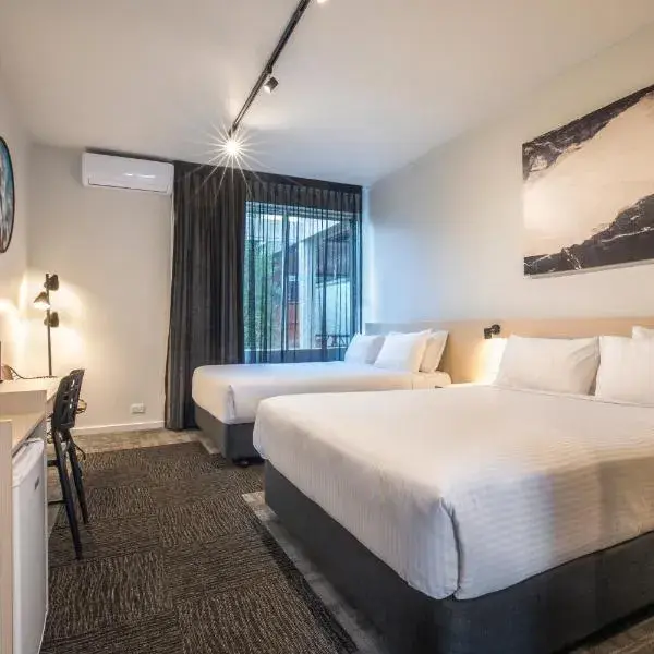 Nightcap at Keysborough Hotel to Melbourne Airport premium and luxurious chauffeur service