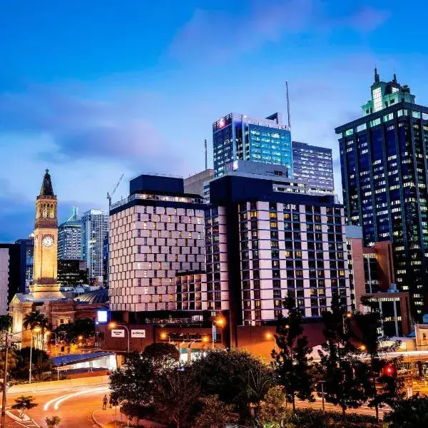 Pullman Brisbane King George Square to Brisbane Airport (BNE) premium and luxurious chauffeur service
