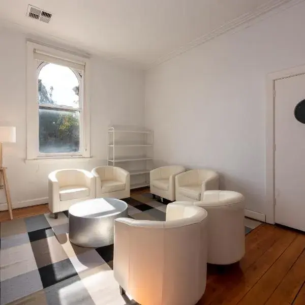 Private Unit in Heritage Building in Fitzroy North to Melbourne Airport premium and luxurious chauffeur service