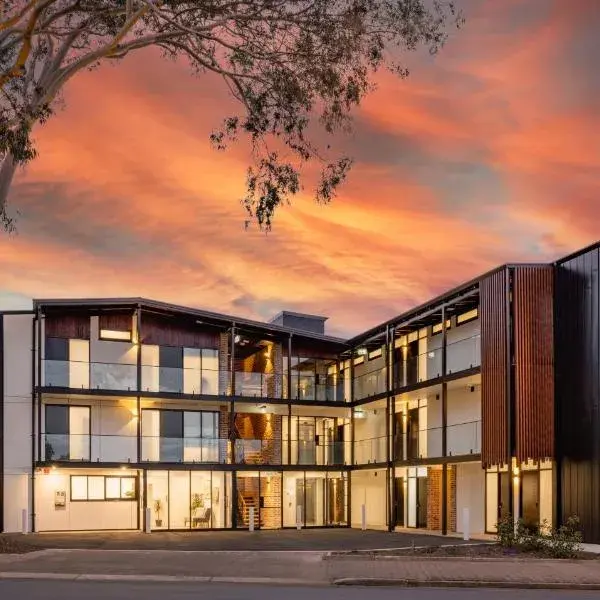 The Osmond Motel & Apartments to Adelaide Airport (ADL) premium and luxurious chauffeur service