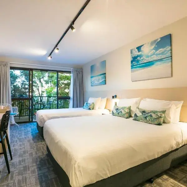 Nightcap at Kawana Waters Hotel to Brisbane Airport (BNE) premium and luxurious chauffeur service