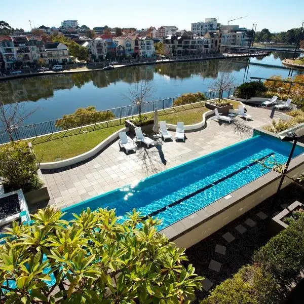 East Perth Suites Hotel to Perth Airport (PER) premium and luxurious chauffeur service