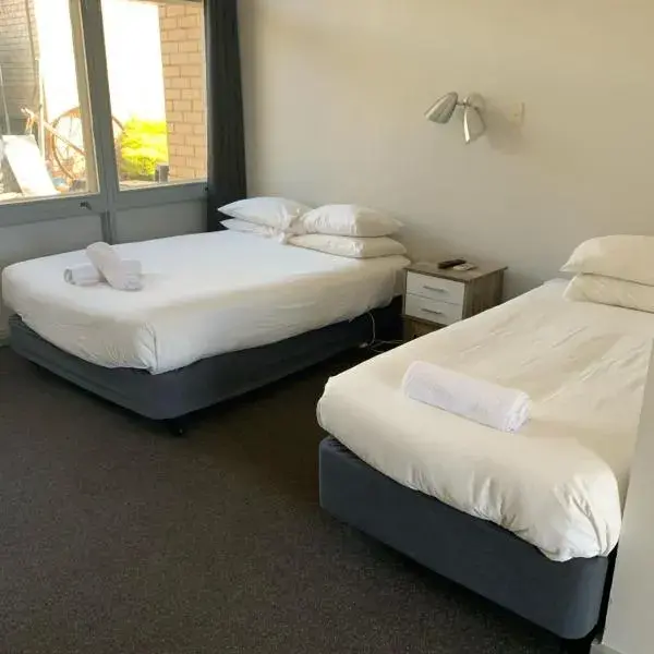 HOPETOUN COMMUNITY HOTEL MOTEL to Melbourne Airport premium and luxurious chauffeur service
