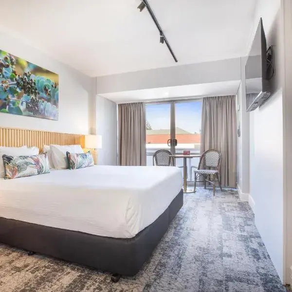 Nightcap at Hotel Victor to Adelaide Airport (ADL) premium and luxurious chauffeur service