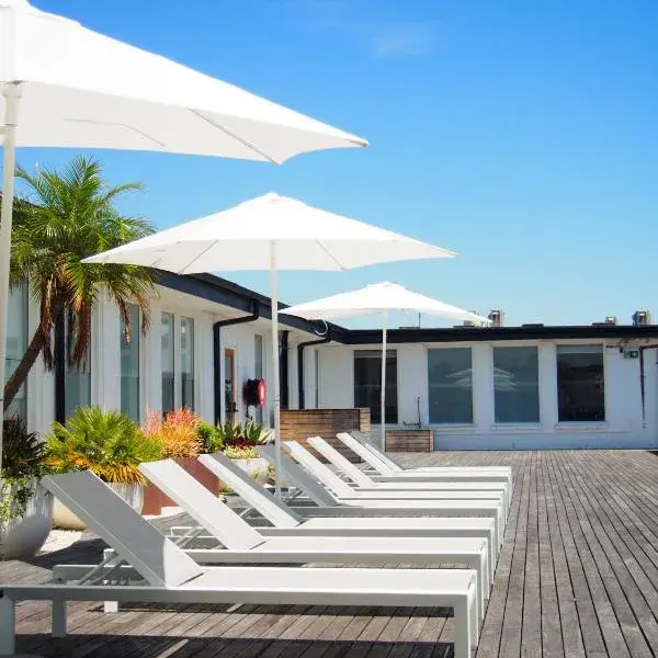 Barrys Beach Road Hotel to Sydney Airport (SYD) premium and luxurious chauffeur service