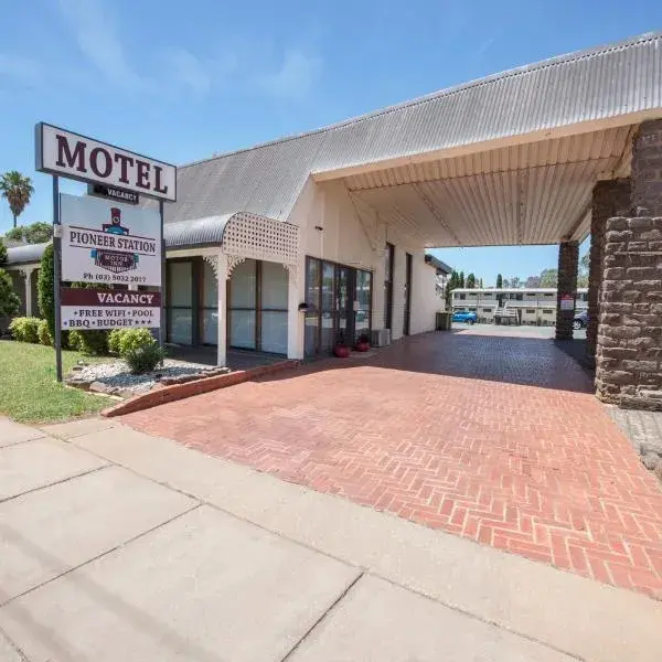 Pioneer Station Motor Inn to Melbourne Airport premium and luxurious chauffeur service