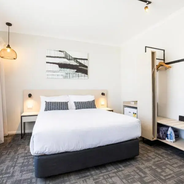 Nightcap at Finsbury Hotel to Adelaide Airport (ADL) premium and luxurious chauffeur service