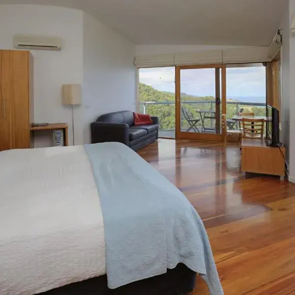 Chris's Beacon Point Restaurant & Villas to Melbourne Airport premium and luxurious chauffeur service