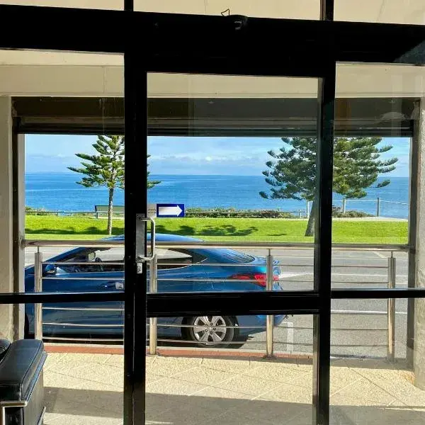 Ocean Beach Hotel to Perth Airport (PER) premium and luxurious chauffeur service