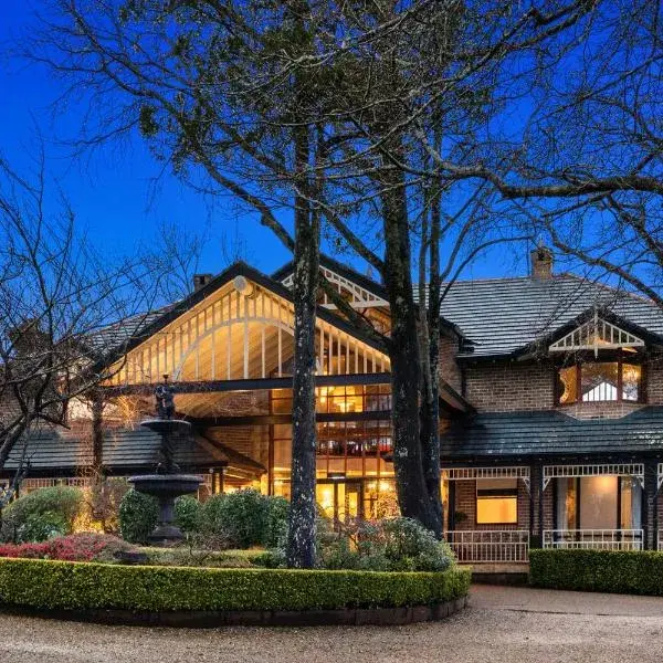 Echoes Boutique Hotel & Restaurant Blue Mountains to Sydney Airport (SYD) premium and luxurious chauffeur service