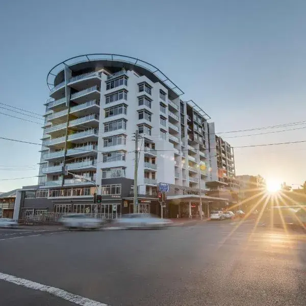 Adina Apartment Hotel Wollongong to Sydney Airport (SYD) premium and luxurious chauffeur service