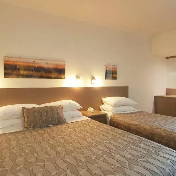 Loxton Community Hotel Motel to Adelaide Airport (ADL) premium and luxurious chauffeur service