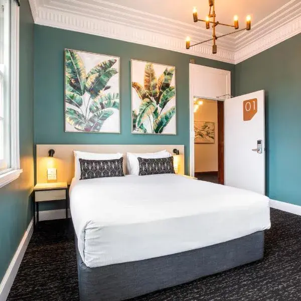 Nightcap at Pymble Hotel to Sydney Airport (SYD) premium and luxurious chauffeur service