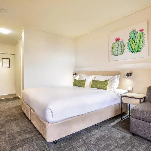 Nightcap at Shoppingtown Hotel to Melbourne Airport premium and luxurious chauffeur service