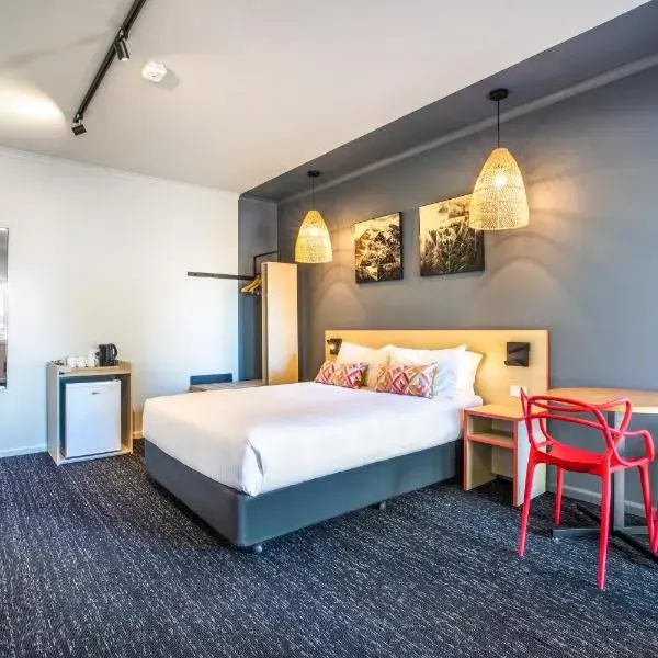 Nightcap at Monash Hotel to Melbourne Airport premium and luxurious chauffeur service