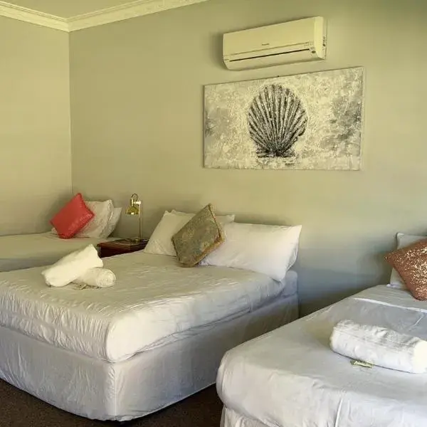 Lake Clifton Tavern and Motel to Perth Airport (PER) premium and luxurious chauffeur service