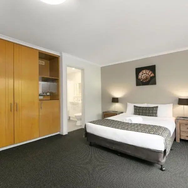 Mt Ommaney Hotel Apartments to Brisbane Airport (BNE) premium and luxurious chauffeur service