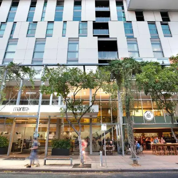 Mantra South Bank Brisbane to Brisbane Airport (BNE) premium and luxurious chauffeur service