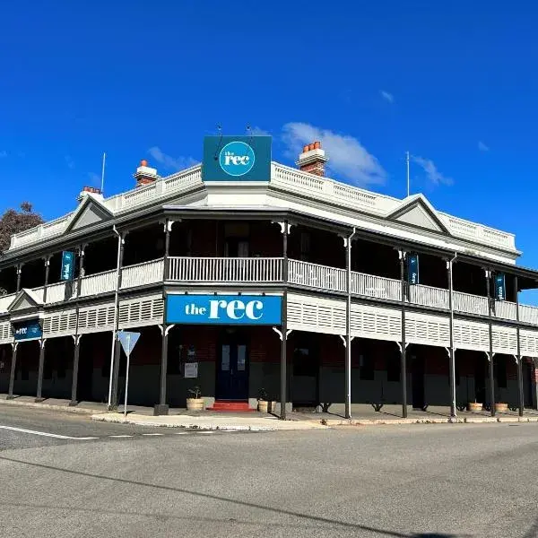 The Rec Hotel to Perth Airport (PER) premium and luxurious chauffeur service