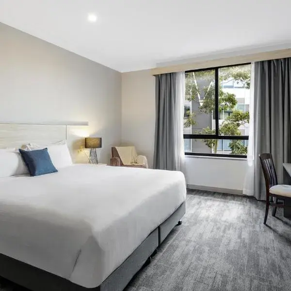 Oaks Sydney North Ryde Suites to Sydney Airport (SYD) premium and luxurious chauffeur service