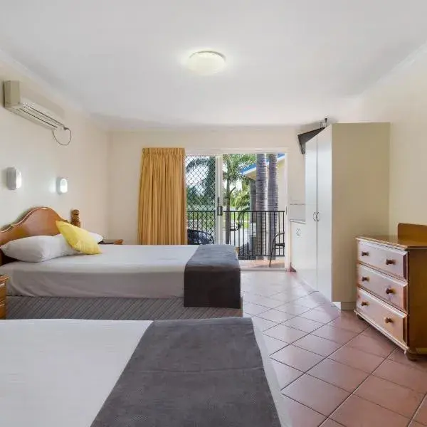 Glenmore Tavern to Brisbane Airport (BNE) premium and luxurious chauffeur service