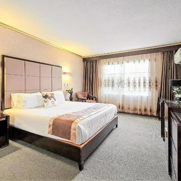 Eltham Gateway Hotel & Conference Centre to Melbourne Airport premium and luxurious chauffeur service