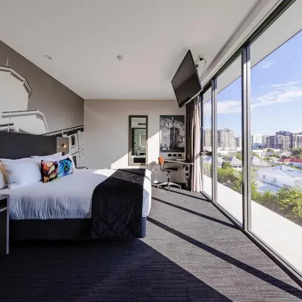 Sage Hotel James Street to Brisbane Airport (BNE) premium and luxurious chauffeur service