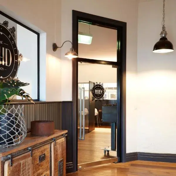 The Royal Hotel, Drouin to Melbourne Airport premium and luxurious chauffeur service