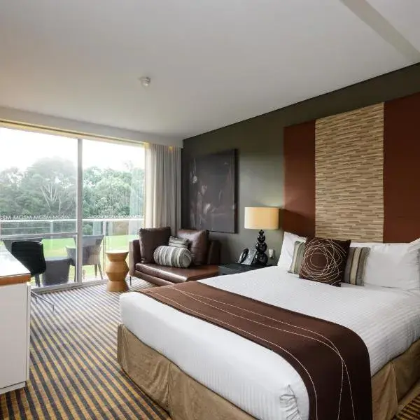 Lakeside Hotel and Conference Centre to Sydney Airport (SYD) premium and luxurious chauffeur service
