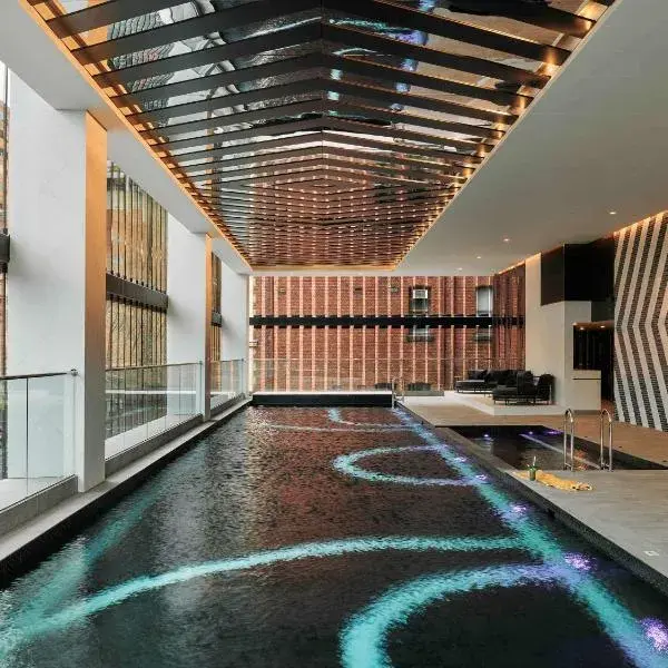 Movenpick Hotel Melbourne On Spencer to Melbourne Airport premium and luxurious chauffeur service