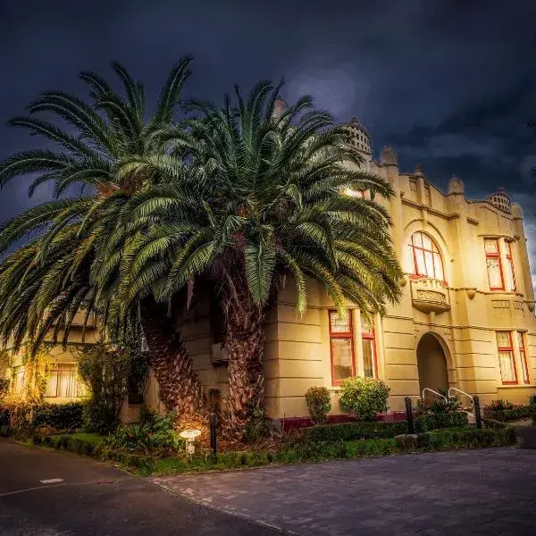 Toorak Manor Hotel to Melbourne Airport premium and luxurious chauffeur service