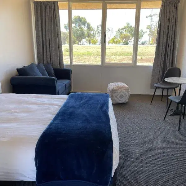 Happy Wanderer Motel Lake Boga ON THE LAKE WITH LAKE VIEWS to Melbourne Airport premium and luxurious chauffeur service