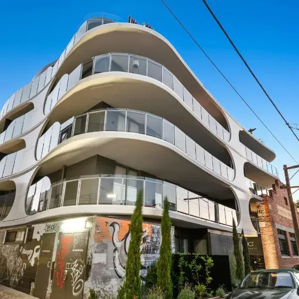 District Apartments Fitzroy to Melbourne Airport premium and luxurious chauffeur service