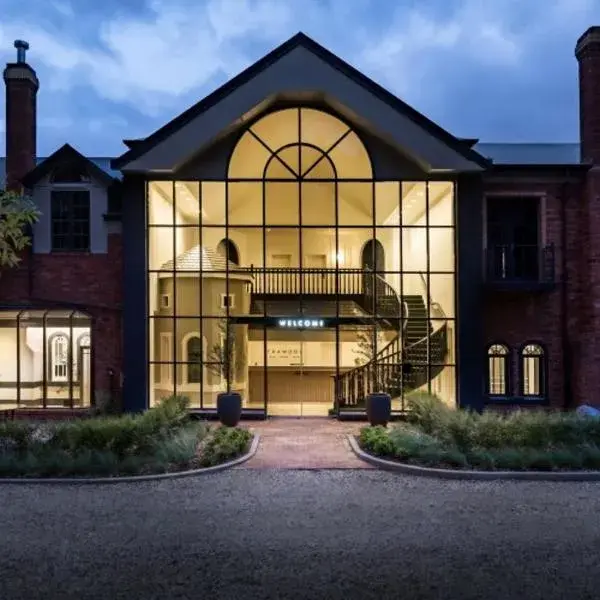 Trawool Estate to Melbourne Airport premium and luxurious chauffeur service