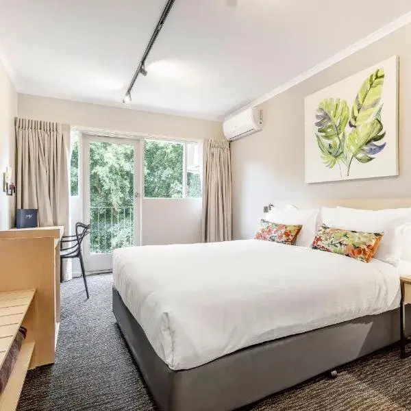 Nightcap at Findon Hotel to Adelaide Airport (ADL) premium and luxurious chauffeur service