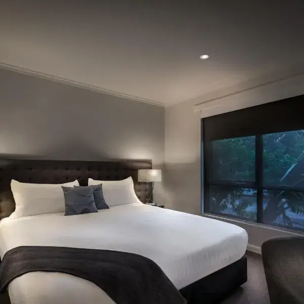 Crest on Park to Melbourne Airport premium and luxurious chauffeur service