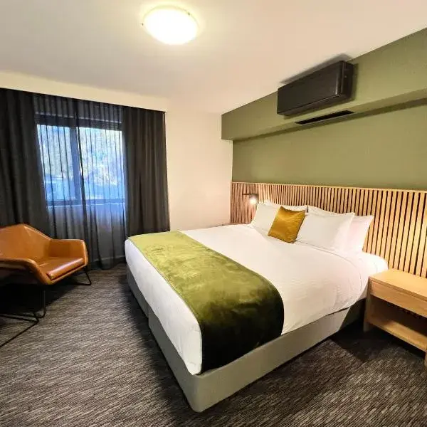 Mill Hotel Milperra Panania to Sydney Airport (SYD) premium and luxurious chauffeur service