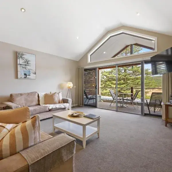 Sea Foam Villas to Melbourne Airport premium and luxurious chauffeur service