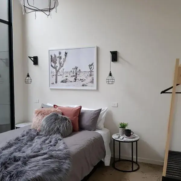 THE WAREHOUSE APARTMENTS to Melbourne Airport premium and luxurious chauffeur service