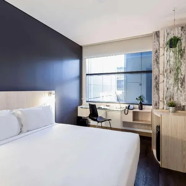ibis Sydney Barangaroo to Sydney Airport (SYD) premium and luxurious chauffeur service